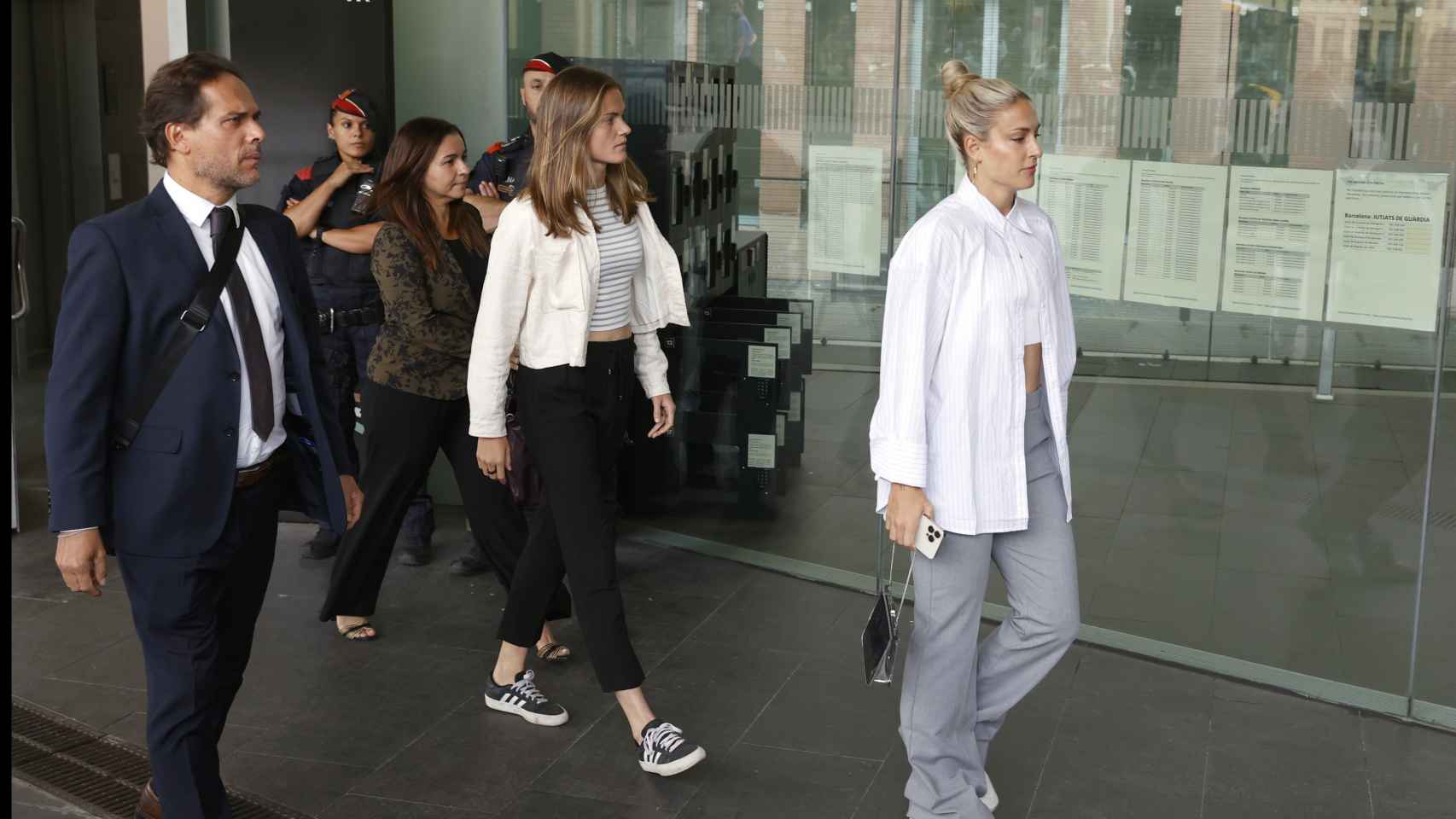 Irene Paredes y Alexia Putellas entran a la Ciudad de la Justicia de Barcelona.