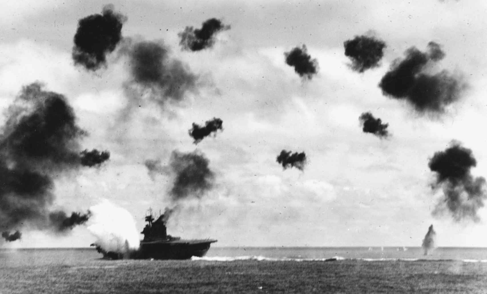 El 'USS Yorktown' en el momento del impacto de un torpedo japonés.