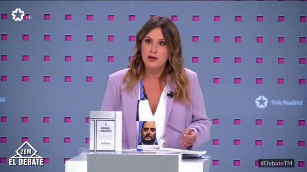 Jacinto durante su polémica participación en el debate por el 28-M, donde se presentó con una camiseta que llevaba impresa la foto del hermano de Ayuso.