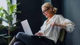 Imagen de una mujer de negocios usando su ordenador. Foto: iStock.
