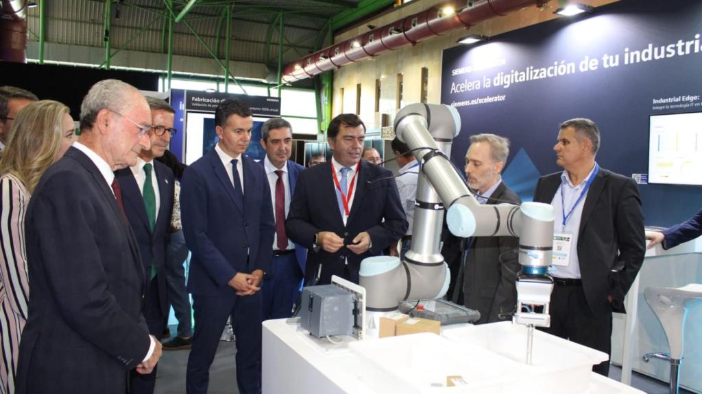 Un momento de la visita del ministro de Industria, Comercio y Turismo, Héctor Gómez, al Congreso de Industria y Pyme en Málaga.