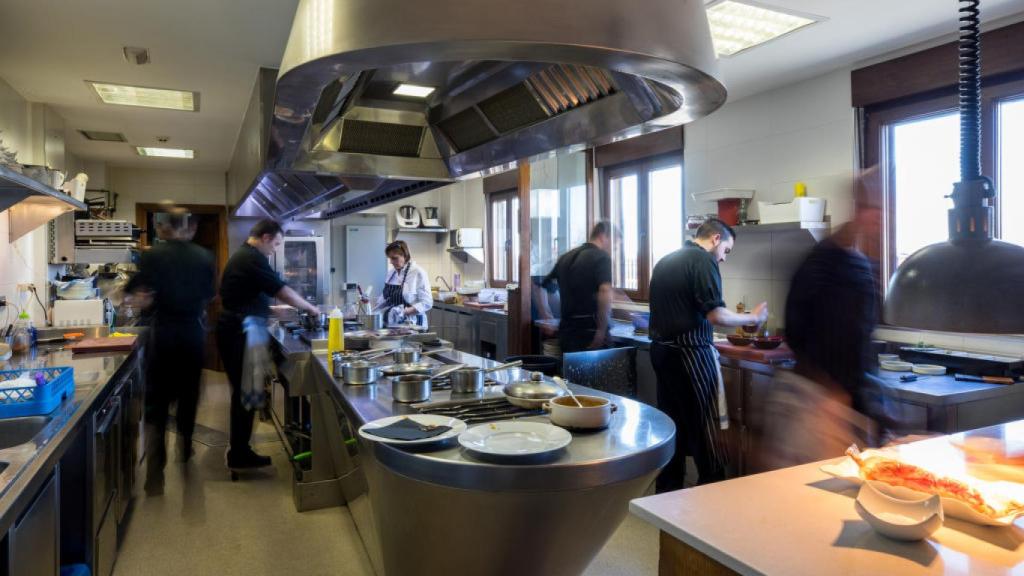 La cocina del Restaurante Lera, con Minica al fondo