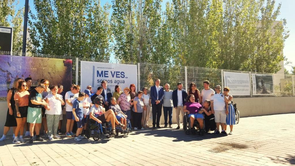 Los 14 fotógrafos del centro San Rafael con los representantes de la corporación municipal y Aguas de Alicante.