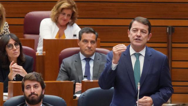 El presidente de la Junta, Alfonso Fernández Mañueco, y el vicepresidente, Juan García-Gallardo, en el último pleno de las Cortes