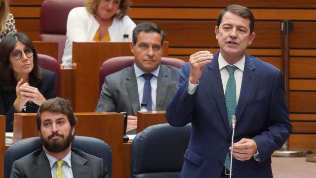 El presidente de la Junta, Alfonso Fernández Mañueco, y el vicepresidente, Juan García-Gallardo, en el último pleno de las Cortes