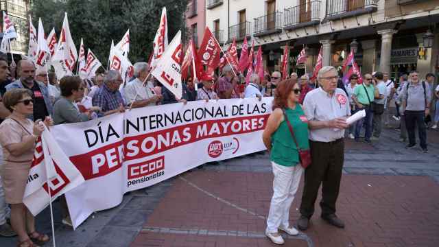 Imagen de la concentración convocada por UGT y CCOO este lunes en la plaza de Fuente Dorada, en Valladolid.