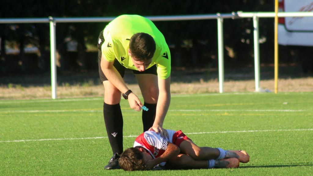 Un árbitro durante uno de los encuentros de la Simancas Cup