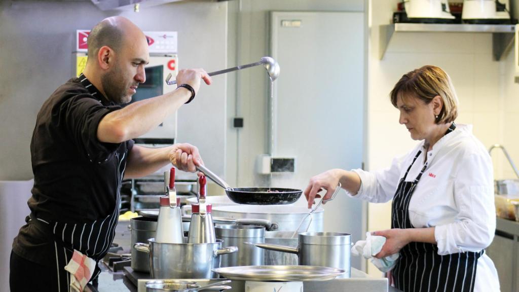 Minica Collantes y Luis Alberto Lera en la cocina