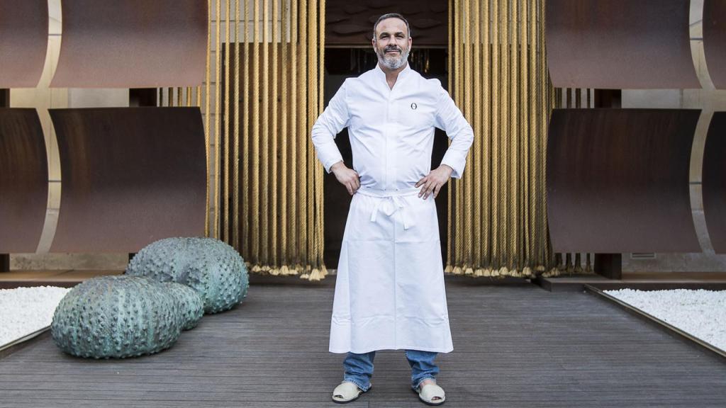 Ángel León en la entrada de Aponiente