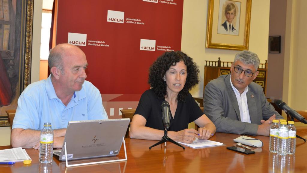 Juan Tomás Antequera, José Manuel Chicharro y Ángeles Carrasco. Foto: UCLM.