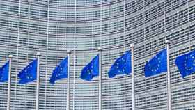 Imagen de archivo de banderas de la UE en la Comisión Europea. Foto: iStock.