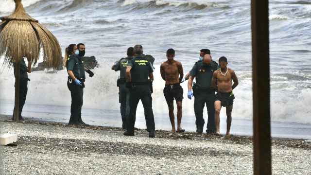 Guardias Civiles arrestan a migrantes marroquíes en la playa del Tarajal en septiembre de 2021.