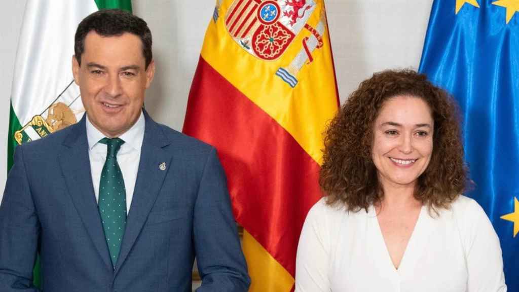 El presidente de la Junta de Andalucía, Juanma Moreno, junto a la portavoz de Por Andalucía, Inma Nieto.