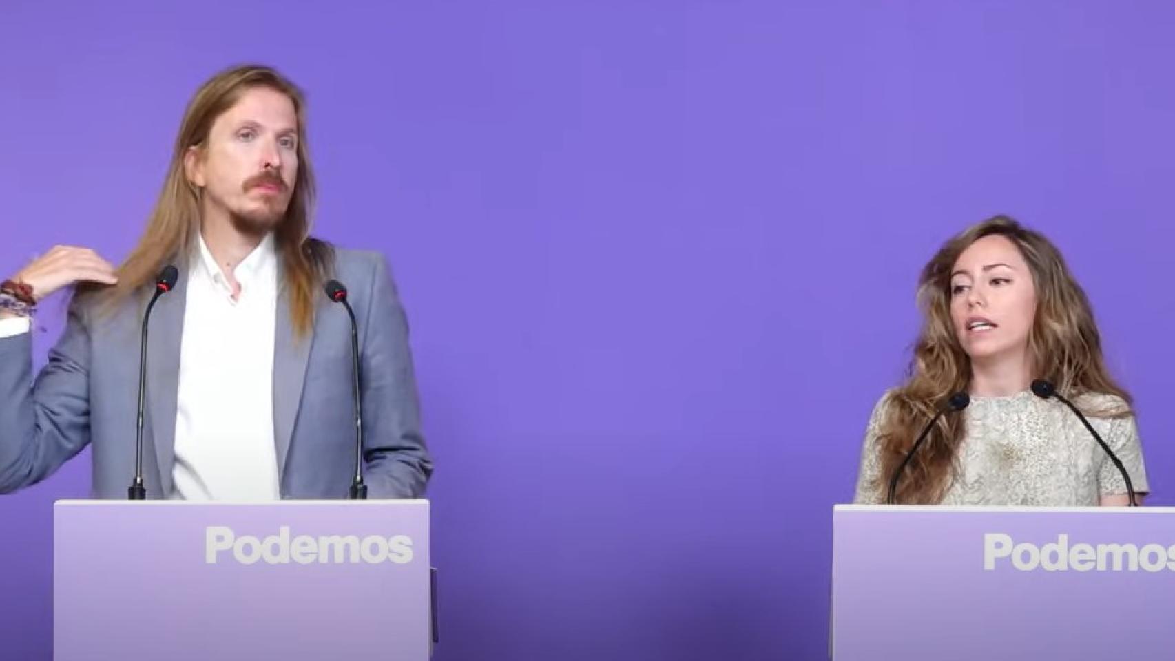 Los coportavoces de Podemos Pablo Fernández y Teresa Pérez, este lunes en rueda de prensa.
