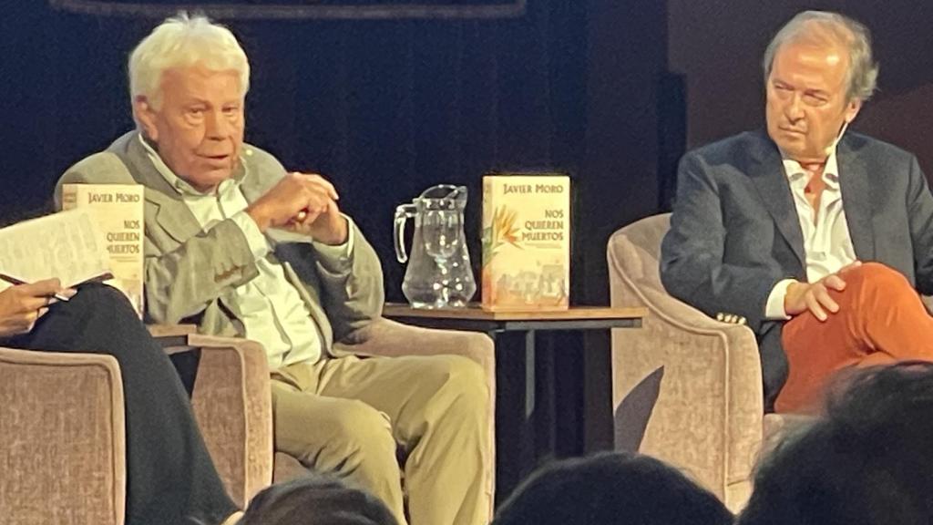 Felipe González, junto al autor, Javier Moro, en el escenario del Ateneo de Madrid.