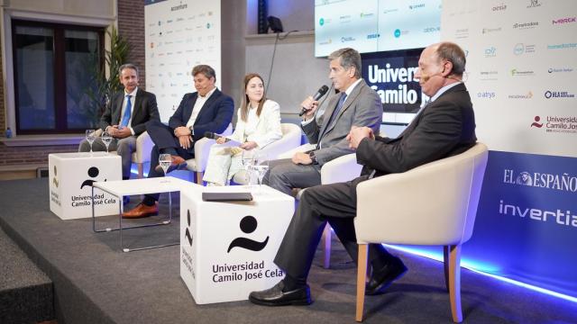 Óscar M. Jordán, gerente de Hersill; Alberto Martínez, director general de Siemens Healthineers; Mercedes Rivera, redactora de El Español; Juan Carlos Gil, director general de Moderna para España y Portugal y Ignacio López Parrilla, director de Relaciones Institucionales de Philips Ibérica.