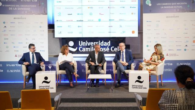 Imagen de la mesa redonda 'Retos de la policronicidad'; en la primera jornada del IV Observatorio de la Sanidad ‘Los cambios que necesita la sanidad actual’.