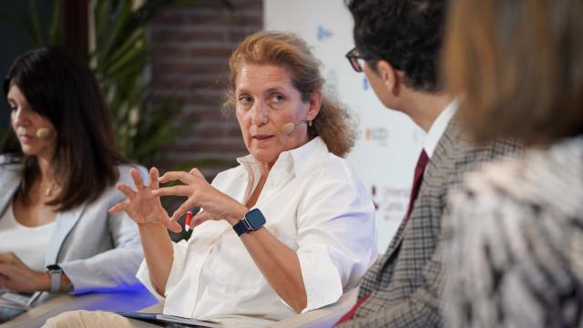 María José Abraham, directora general de la Fundación Edad&Vida; María del Rosario Azcutia, gerente adjunta de Asistencia Sanitaria de la Gerencia Asistencial de Atención, y Cristina Rodríguez Fernández, directora de CleceVitam, durante el Simposio del Observatorio de la Sanidad.