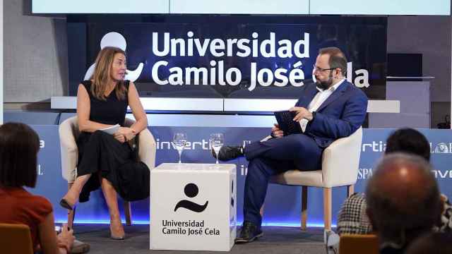 Cristina Nadal, directora ejecutiva de Policy de MSD, y Eduardo Ortega, redactor jefe de Invertia.