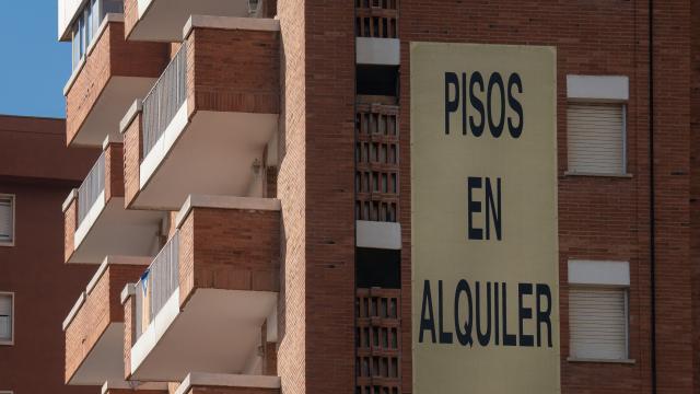 Cartel de alquiler de vivienda.