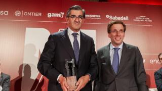 El presidente de HM Hospitales, Juan Abarca, recibe de la mano de José Luis Martínez-Almeida el galardón de 