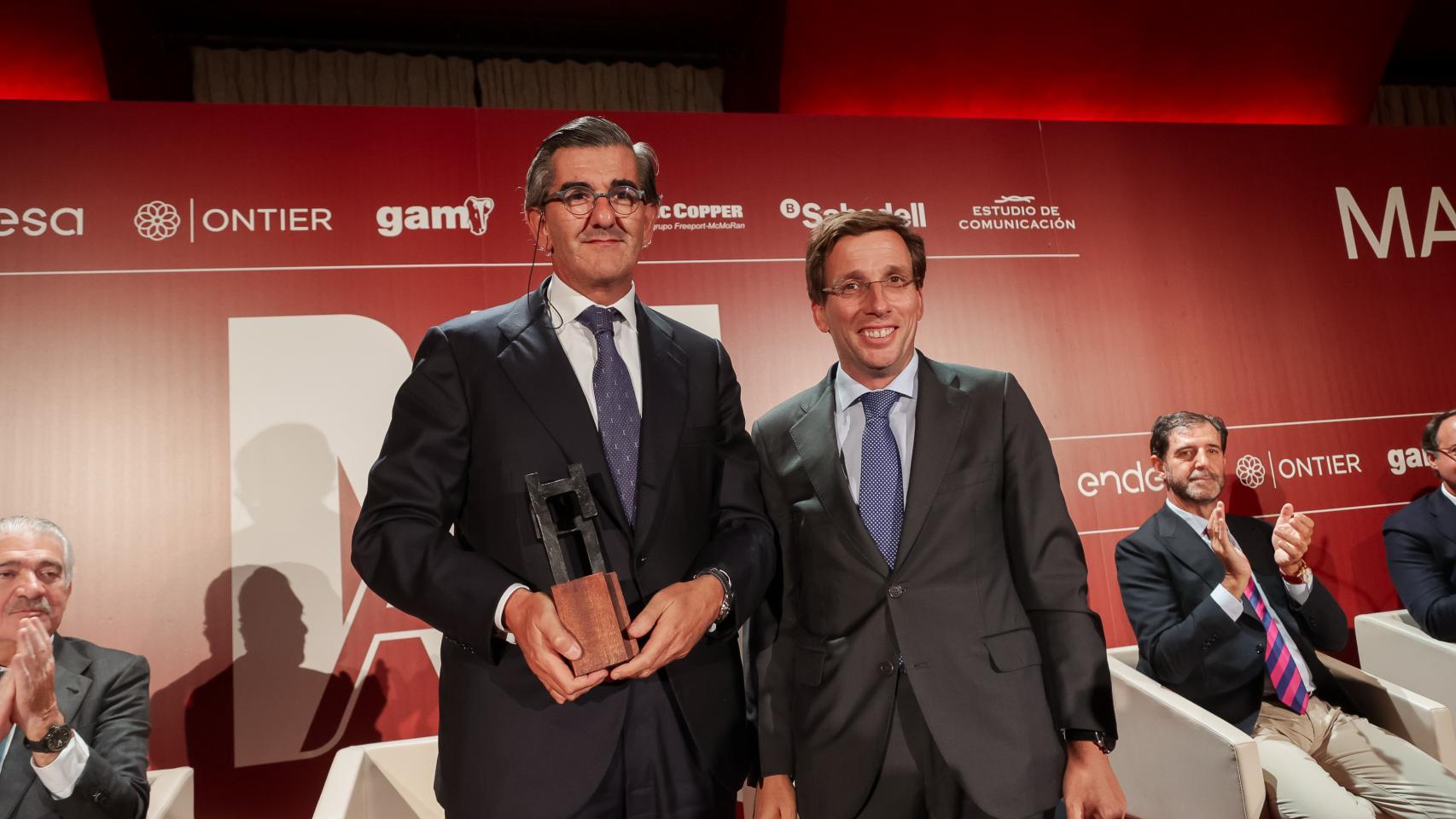 Juan Abarca recoge de manos del alcalde de Madrid el galardón de Madrileño del año.