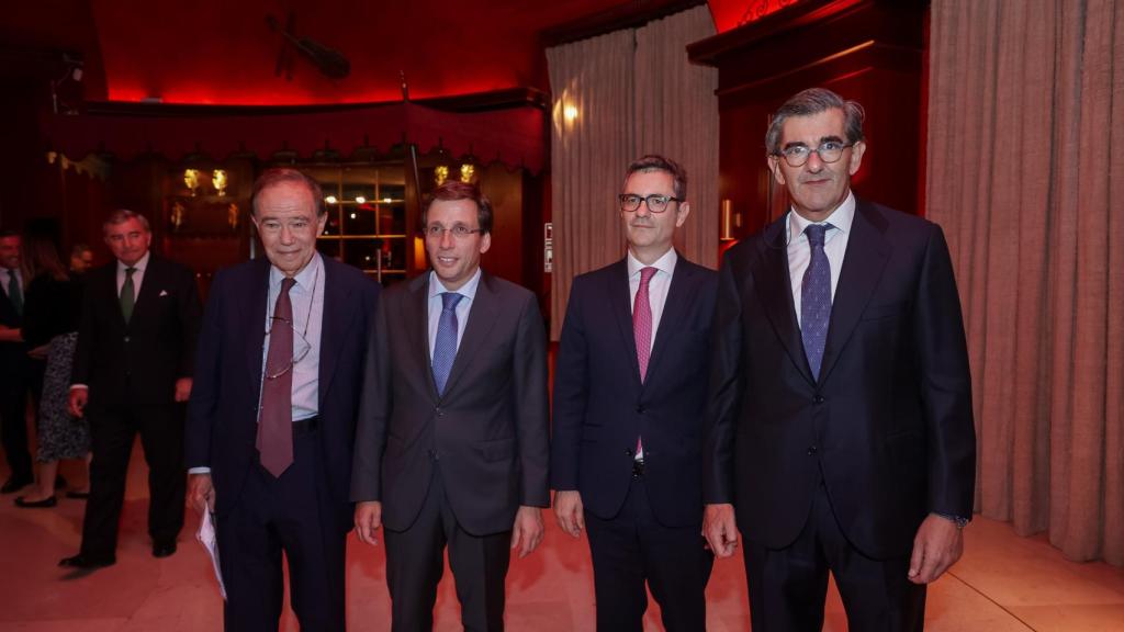 El presidente del Teatro Real, Gregorio Marañón, junto al alcalde de Madrid y al ministro de Presidencia en funciones, Félix Bolaños, acompañan a Juan Abarca.