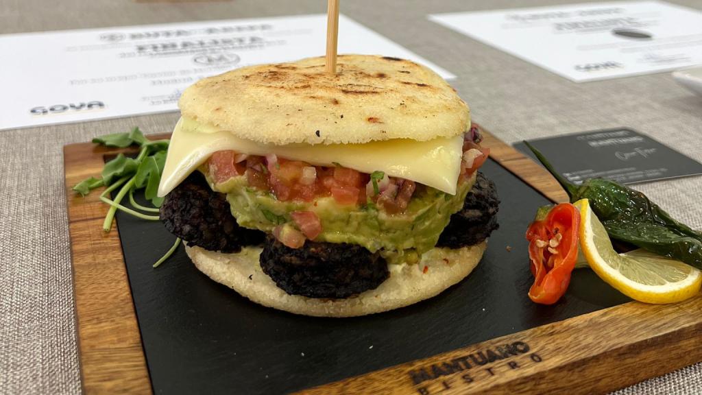 Arepa 'caviar de morcilla de Burgos', ganadora de la categoría fusión en La Ruta de la Arepa: Campeonato de Arepas en Le Cordon Bleu.