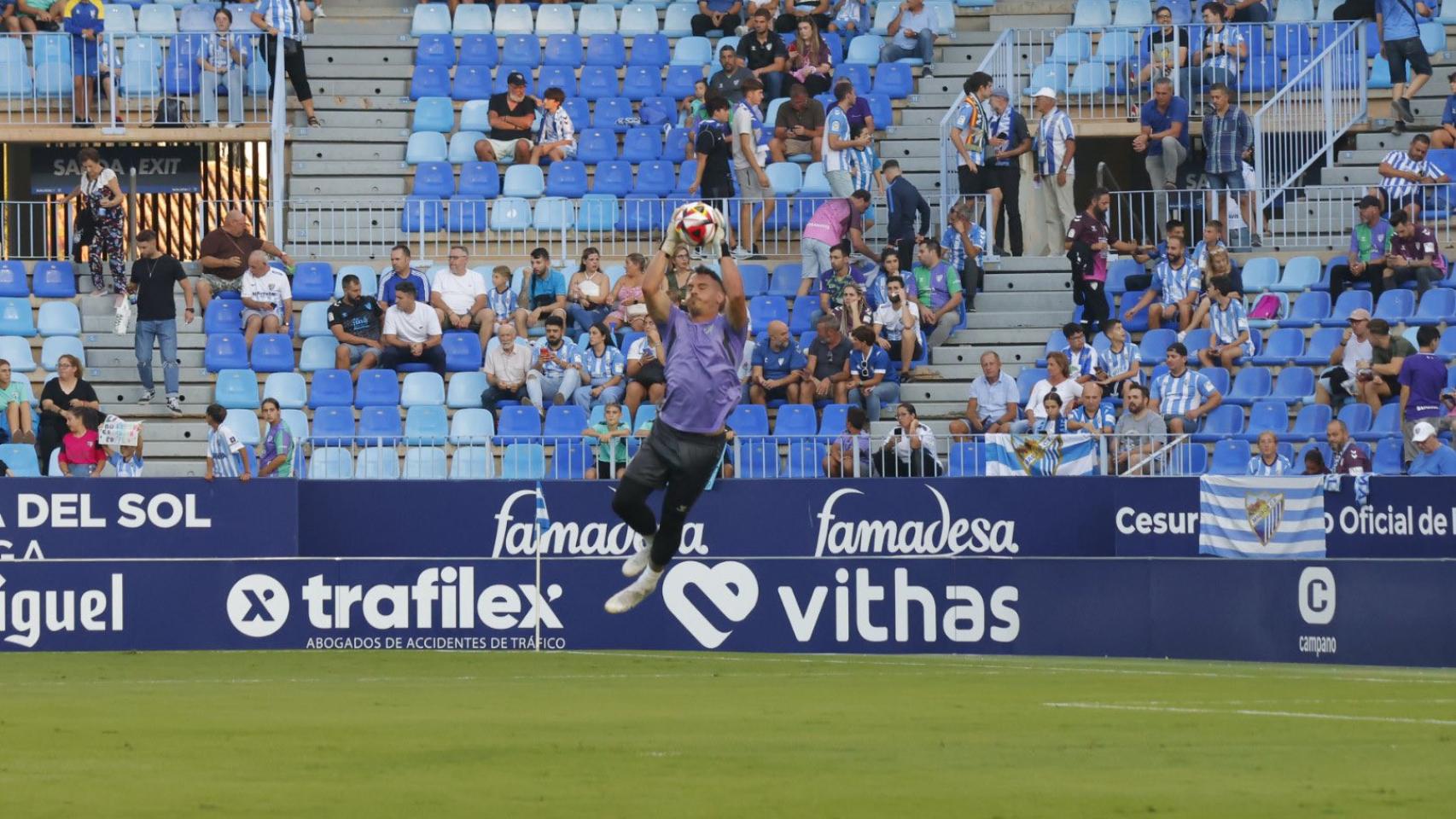 Alfonso Herrero durante el calentamiento del Málaga CF vs. San Fernando