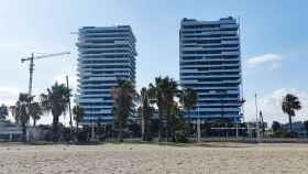 Vista de dos de las tres torres de 21 plantas que se construyen en el litoral oeste de Málaga.
