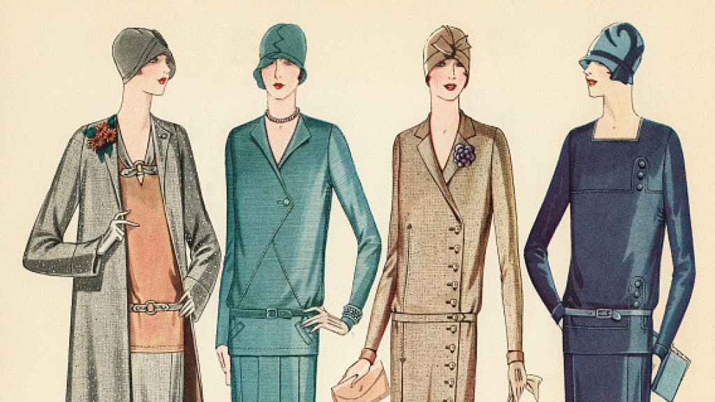 Ilustración de cuatro 'flappers' modelando trajes de los diseñadores franceses Claire Soeurs, Jenny y Chanel, 1928.