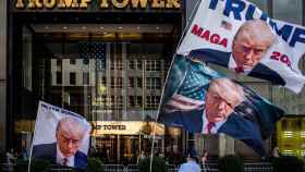 Banderas con la cara de Donald Trump ondean frente a la Torre Trump, en Manhattan.