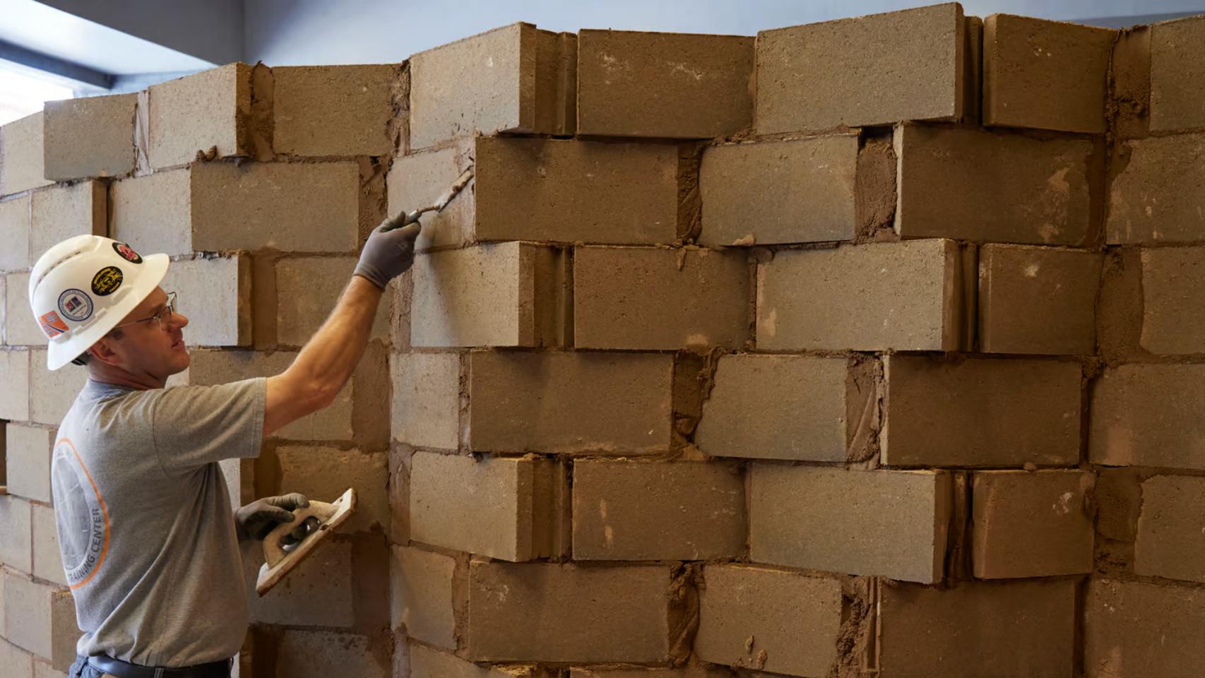 Un obrero construyendo un muro con el ladrillo Bio-Block.