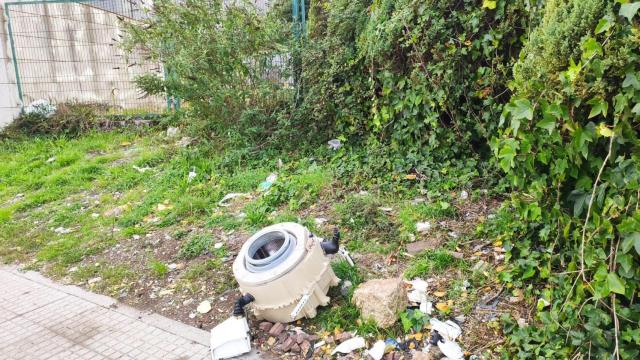 Basura en los alrededores del punto limpio de Eirís en A Coruña