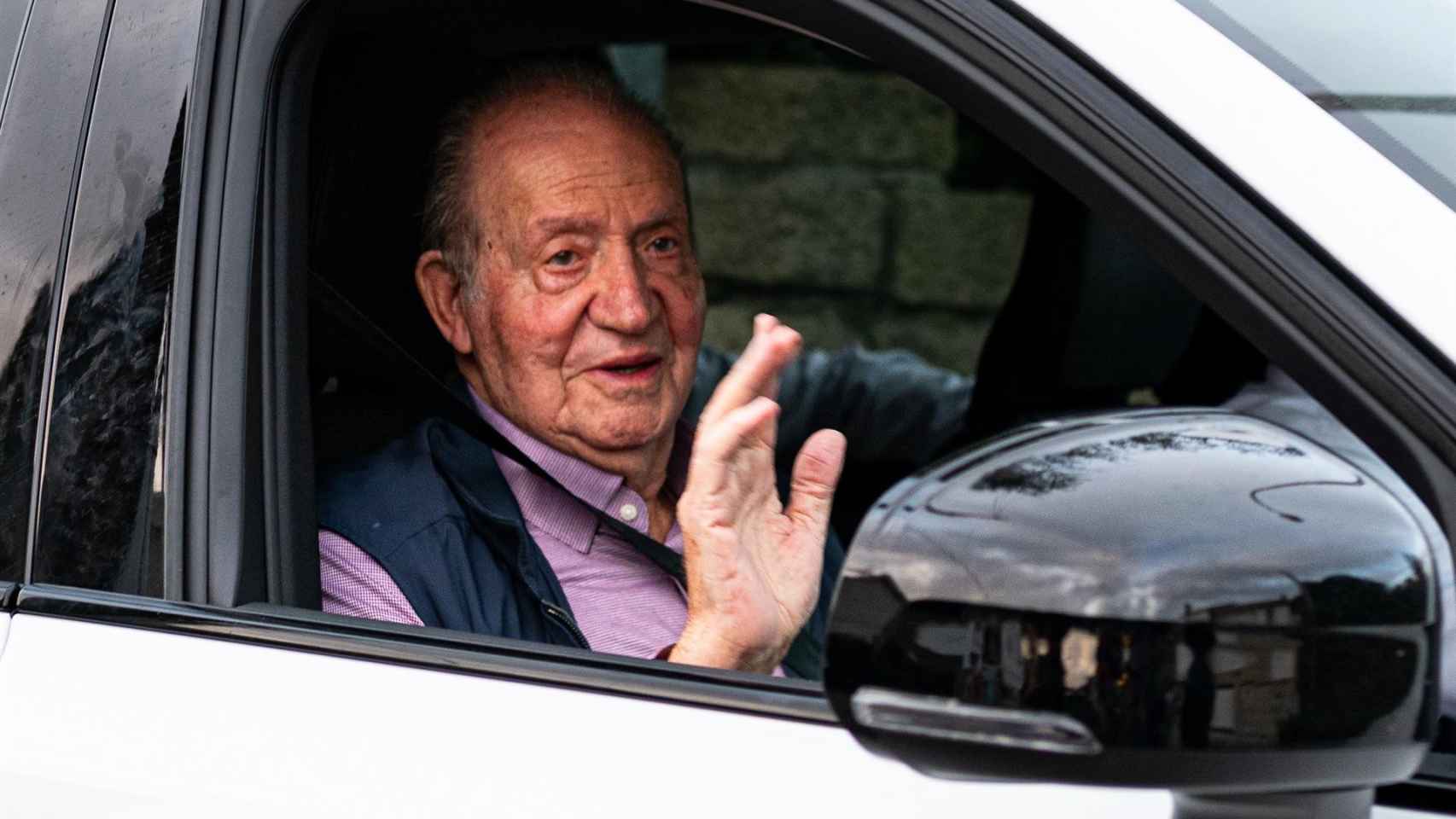 Juan Carlos saluda a su salida de casa de Pedro Campos hacia el aeropuerto de Vigo, a 2 de octubre de 2023.
