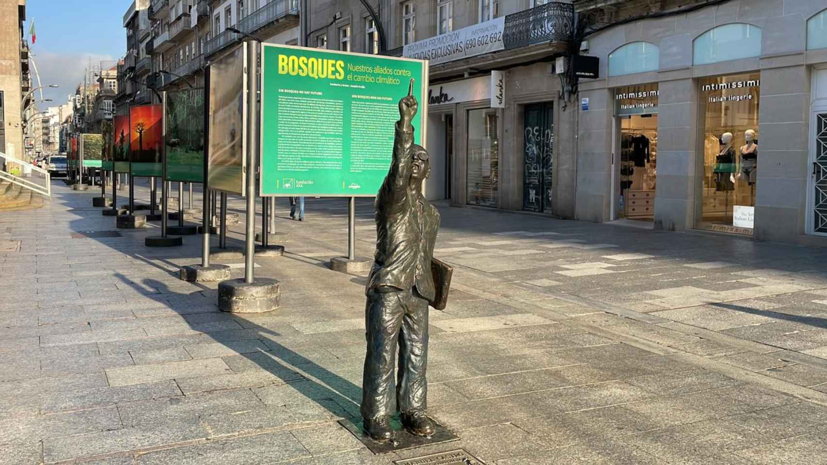 La estatua de Manuel Castro sin el periódico.