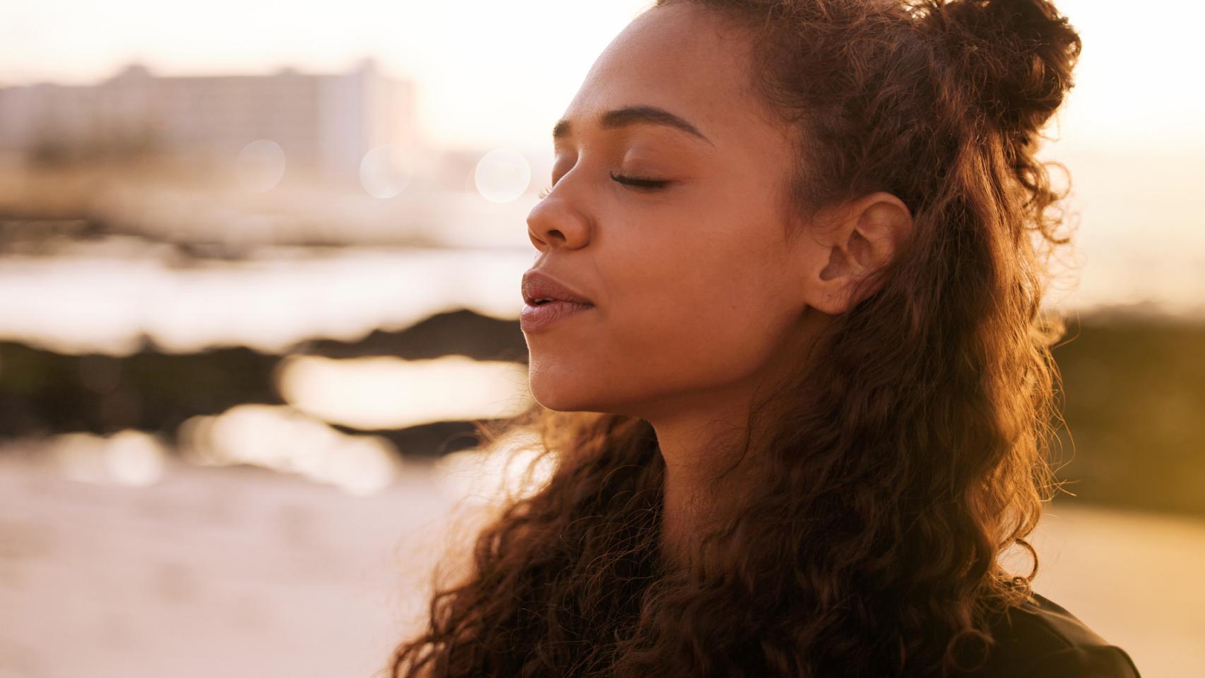 Foto de archivo de una mujer meditando.