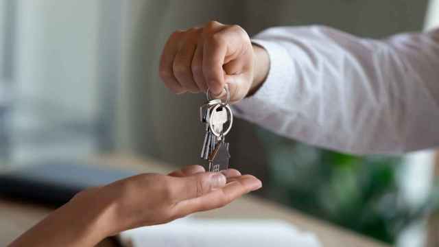 Imagen de un gente inmobiliario dando claves al cliente. Foto: iStock.