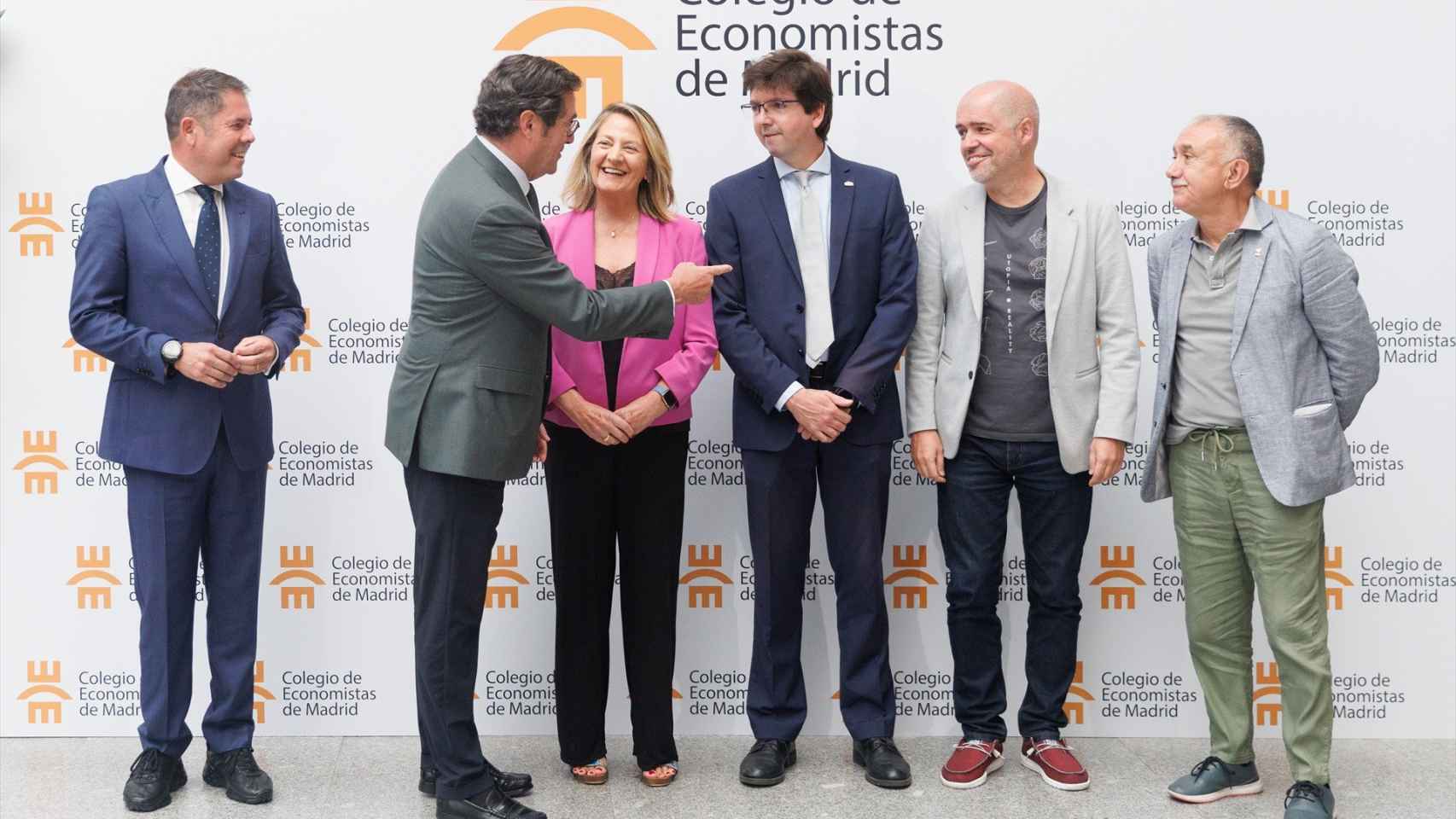 Foto de familia del acto del Colegio de Economistas de Madrid.