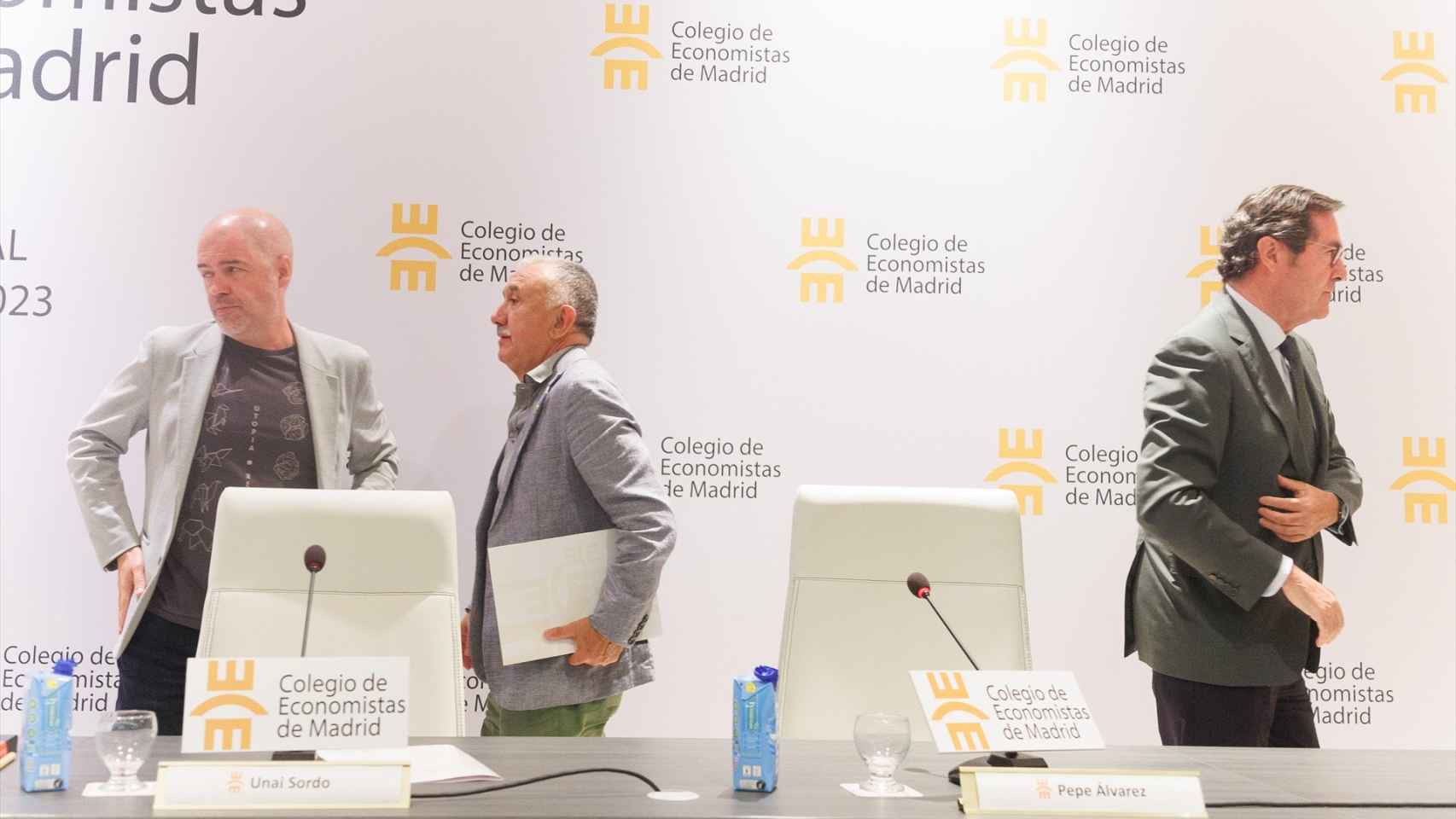 (I-D) El secretario general de CCOO, Unai Sordo; el secretario general de UGT, Pepe Álvarez, y el presidente de la CEOE, Antonio Garamendi.