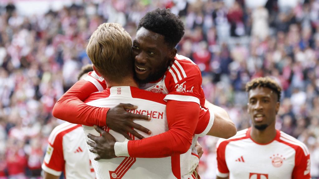 Alphonso Davies celebra un gol junto a Harry Kane