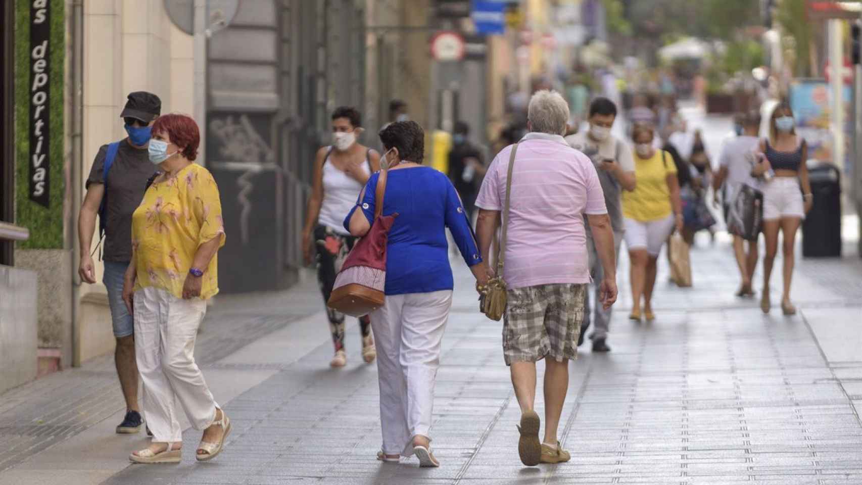 Gente paseando por Santa Cruz de Tenerife.