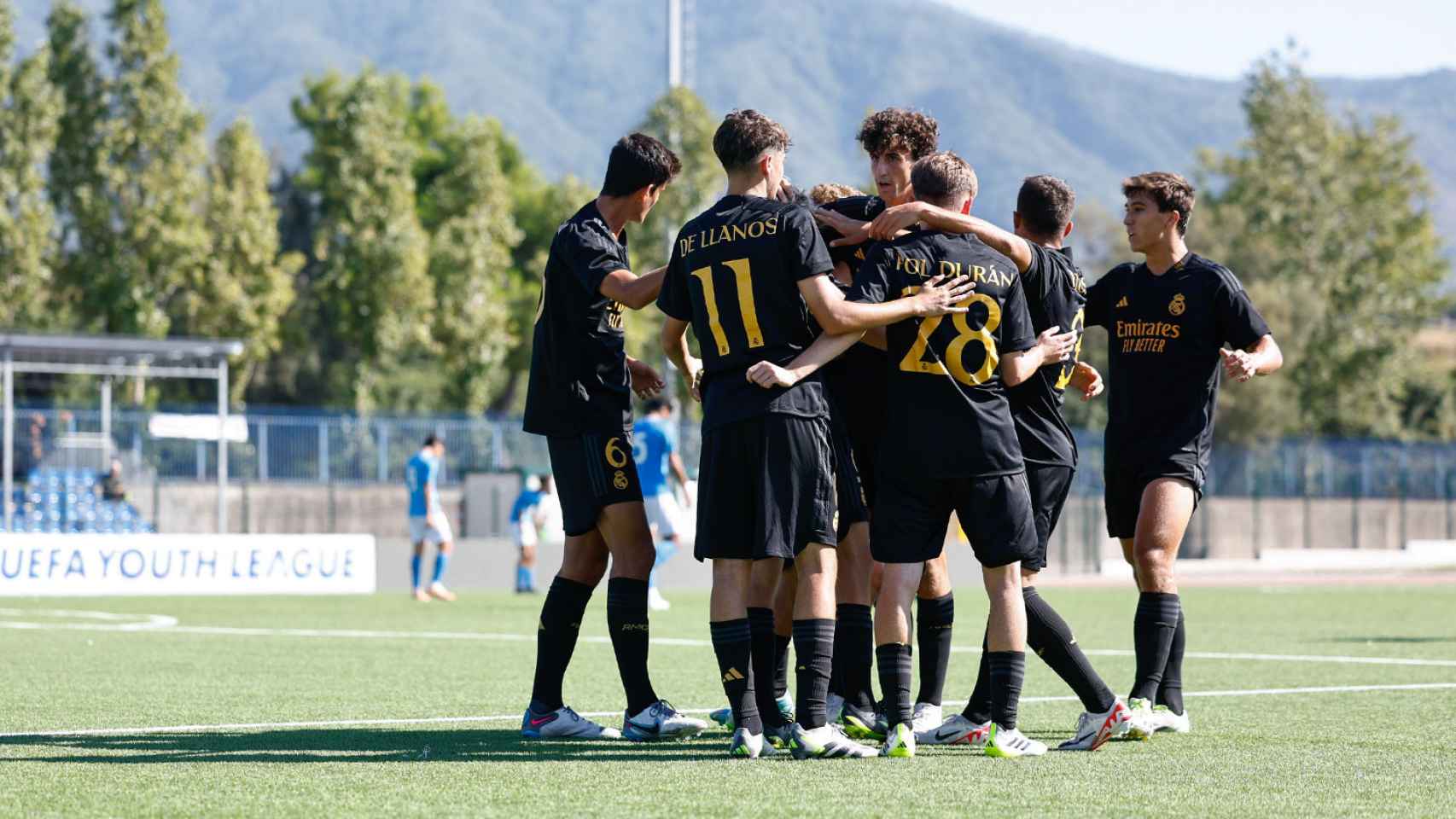 Los jugadores del Real Madrid hace una piña tras lograr un gol frente al Nápoles en la Youth League.