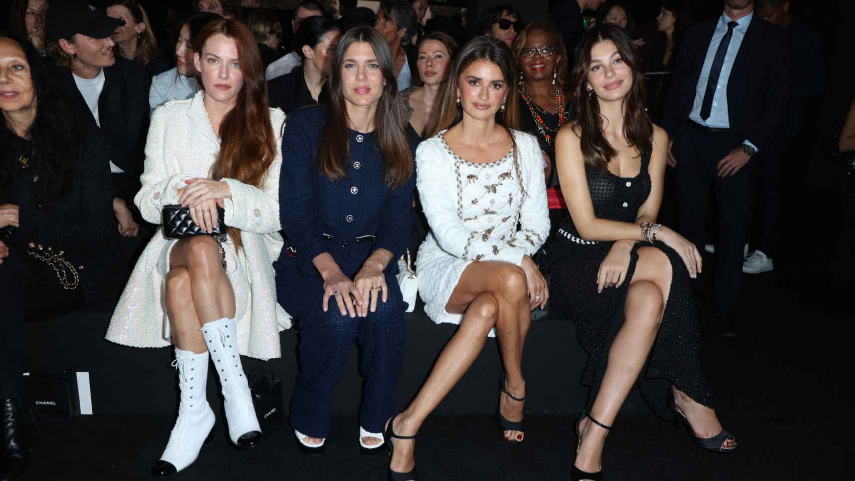 Riley Keough, Carlota Casiraghi, Penelope Cruz y Camila Morrone, en el desfile de Chanel.