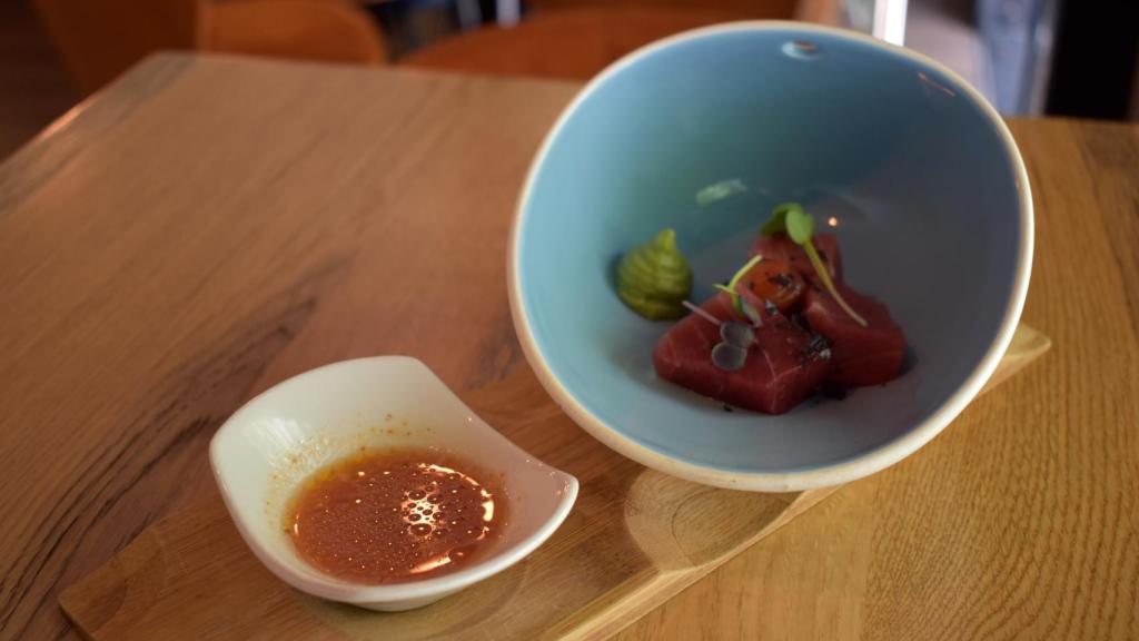 Aguachile de tomate con dados de plato de atún marinado.