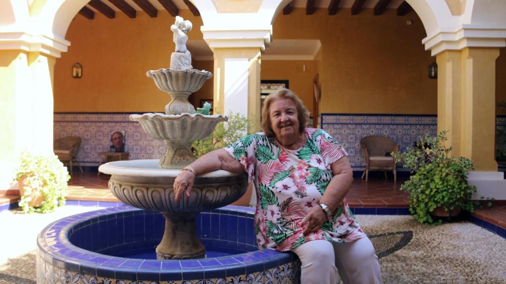 Catherine Lacoste en el patio de su casa en El Puerto.