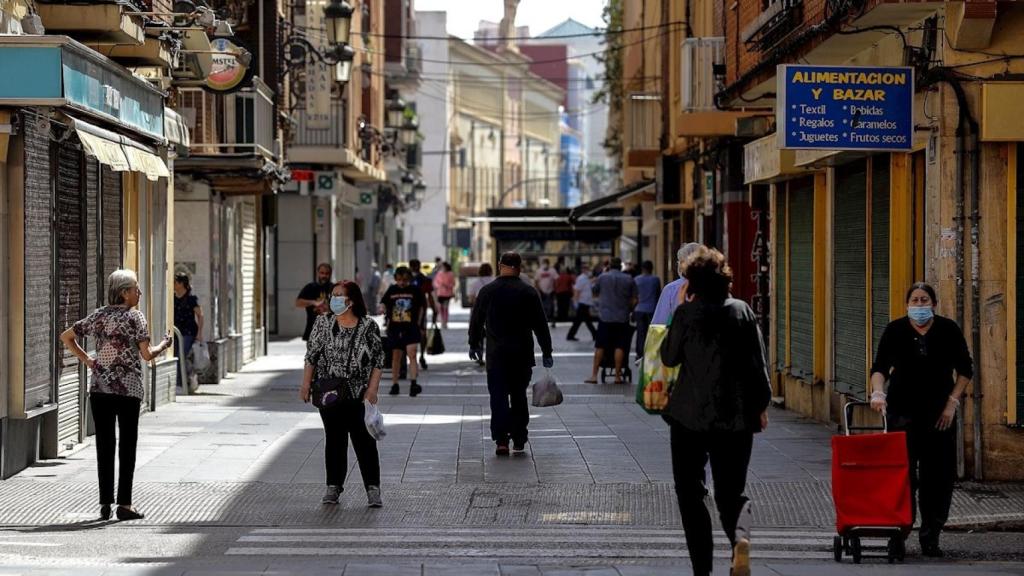 Gente paseando por una calle de Valencia.