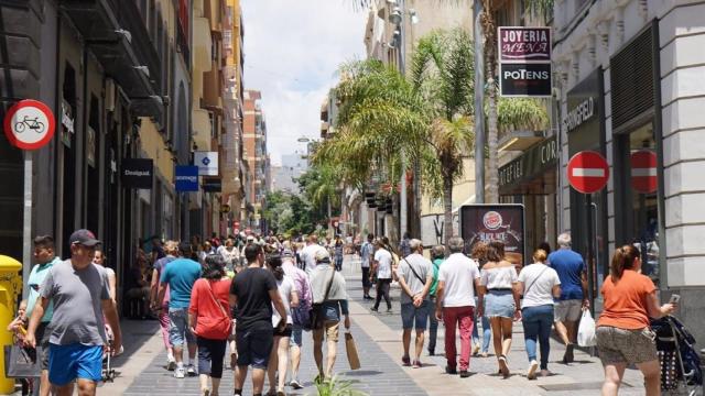 Imagen de archivo de gente paseando por la calle.