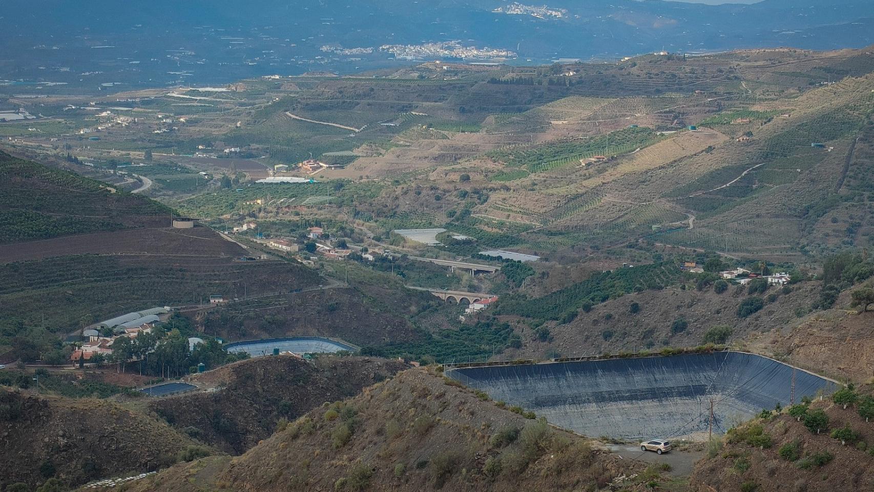 Balsa de agua seca en La Axarquía.
