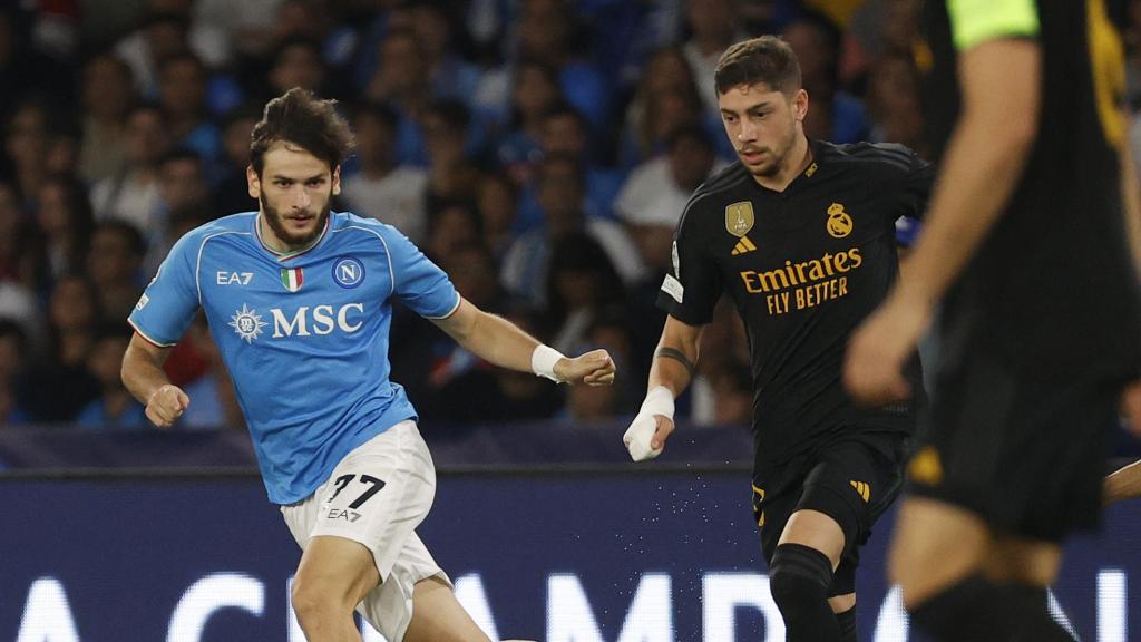 Fede Valverde realiza una conducción durante el partido frente al Nápoles.